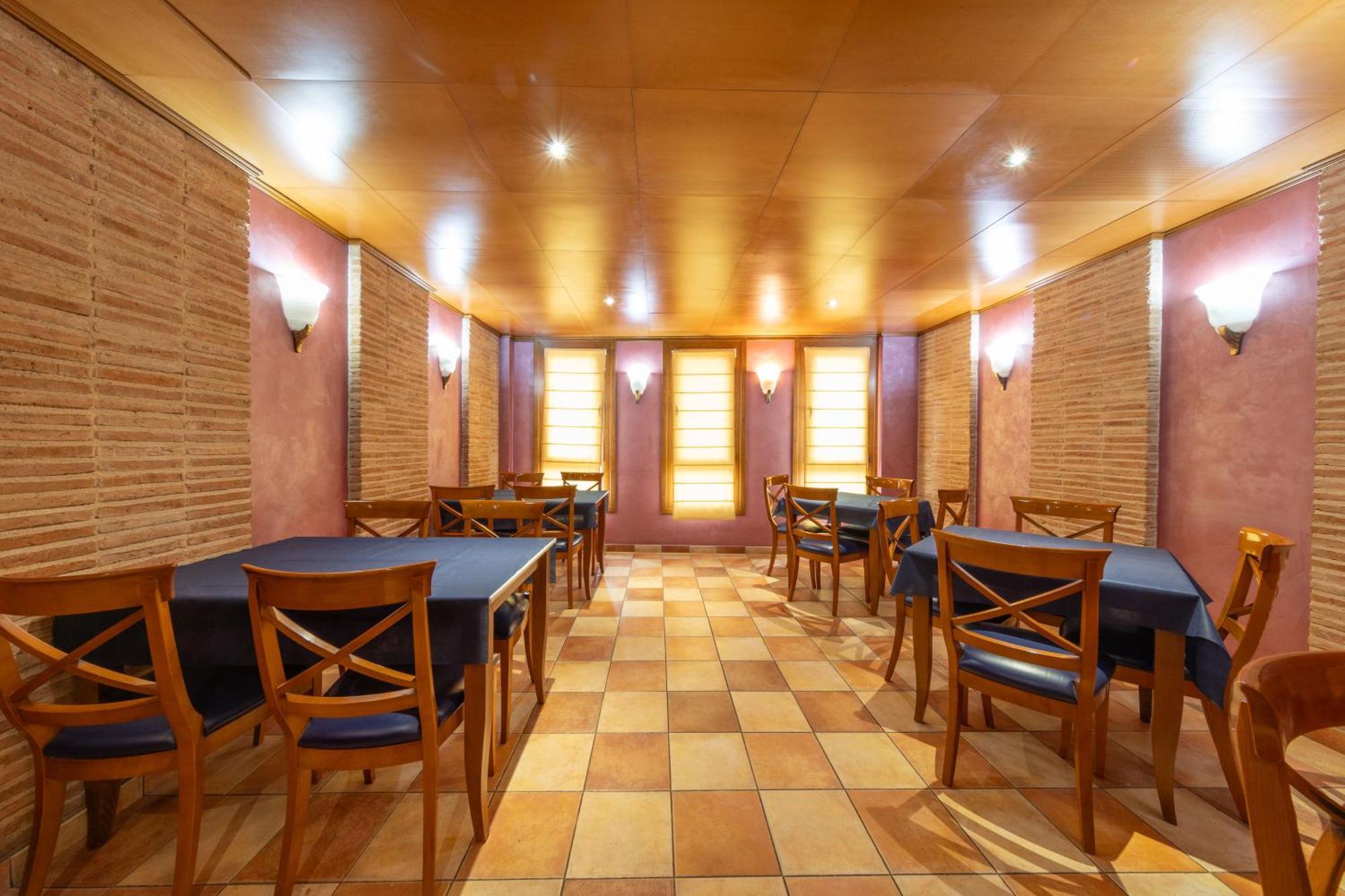Hostal Sin Recep24H Puerta De La Villa - Pet Friendly & Restaurante Almazán Eksteriør bilde