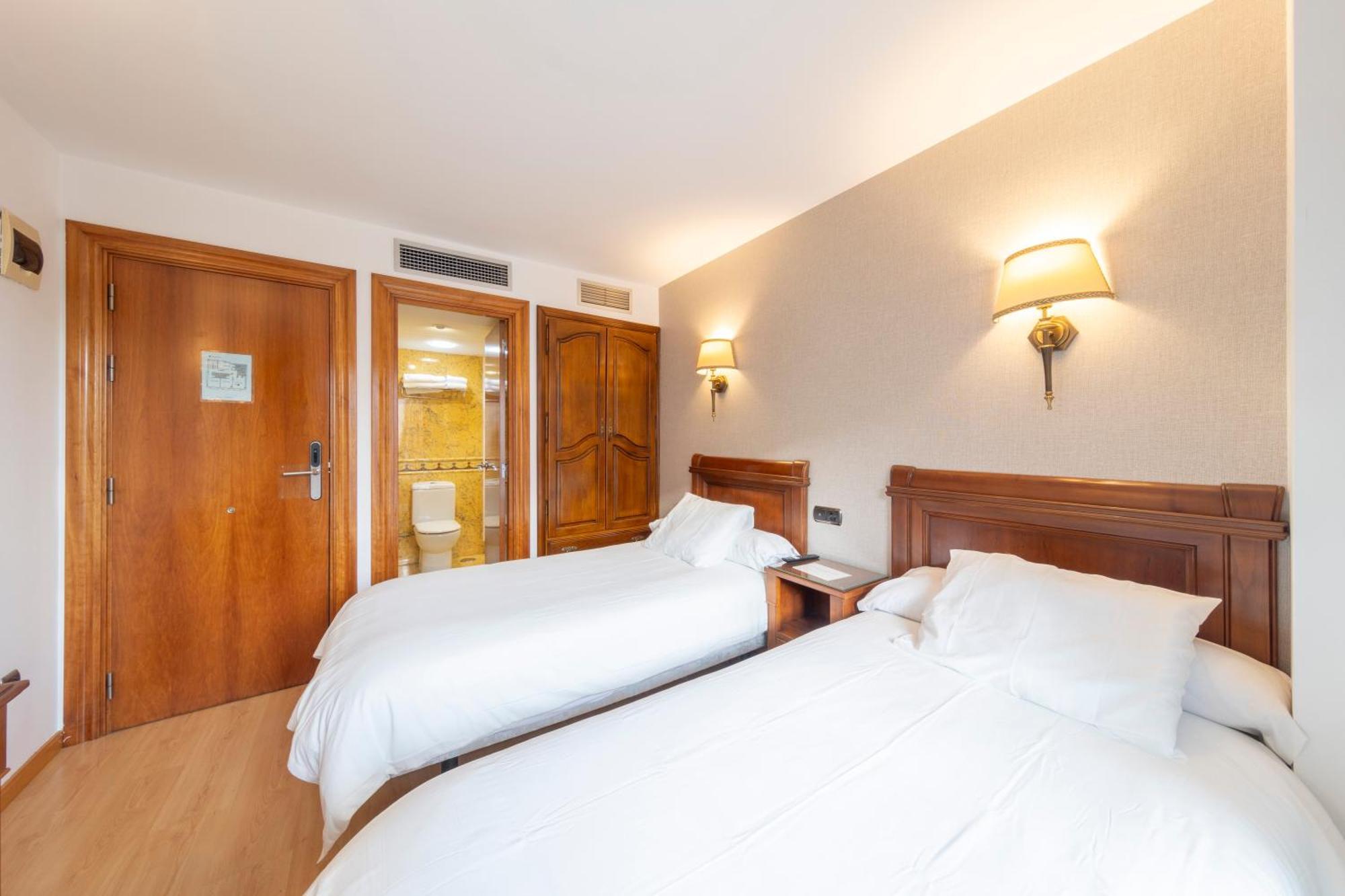 Hostal Sin Recep24H Puerta De La Villa - Pet Friendly & Restaurante Almazán Eksteriør bilde