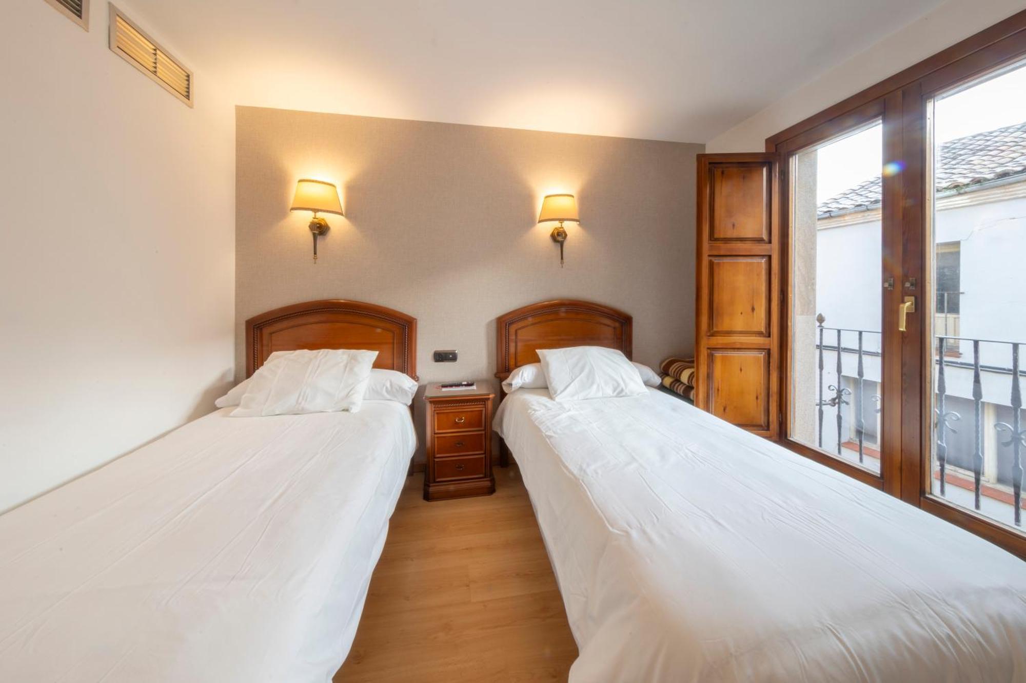 Hostal Sin Recep24H Puerta De La Villa - Pet Friendly & Restaurante Almazán Eksteriør bilde