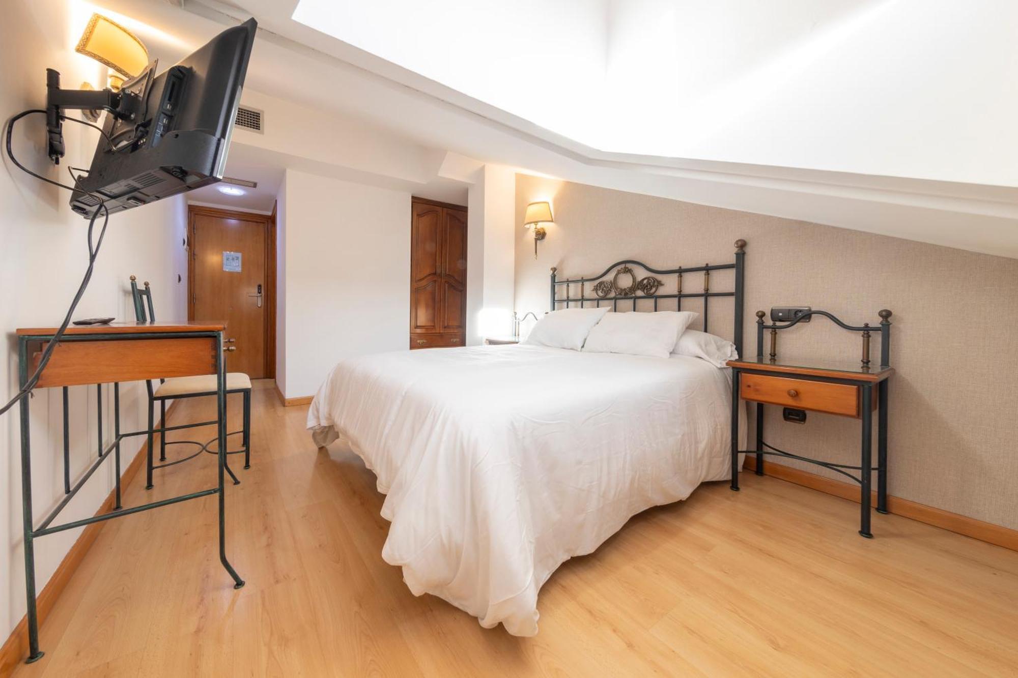 Hostal Sin Recep24H Puerta De La Villa - Pet Friendly & Restaurante Almazán Eksteriør bilde
