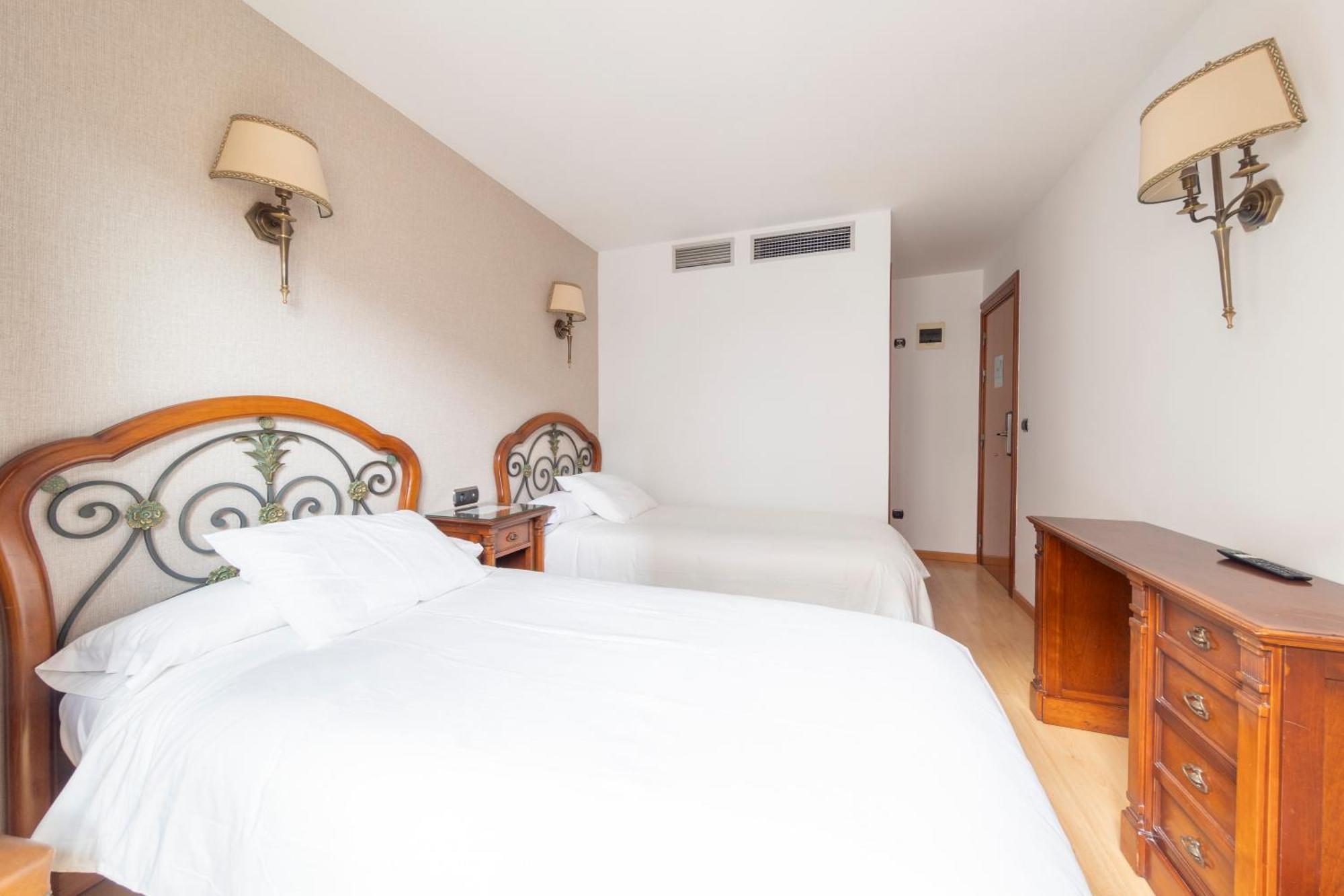 Hostal Sin Recep24H Puerta De La Villa - Pet Friendly & Restaurante Almazán Eksteriør bilde