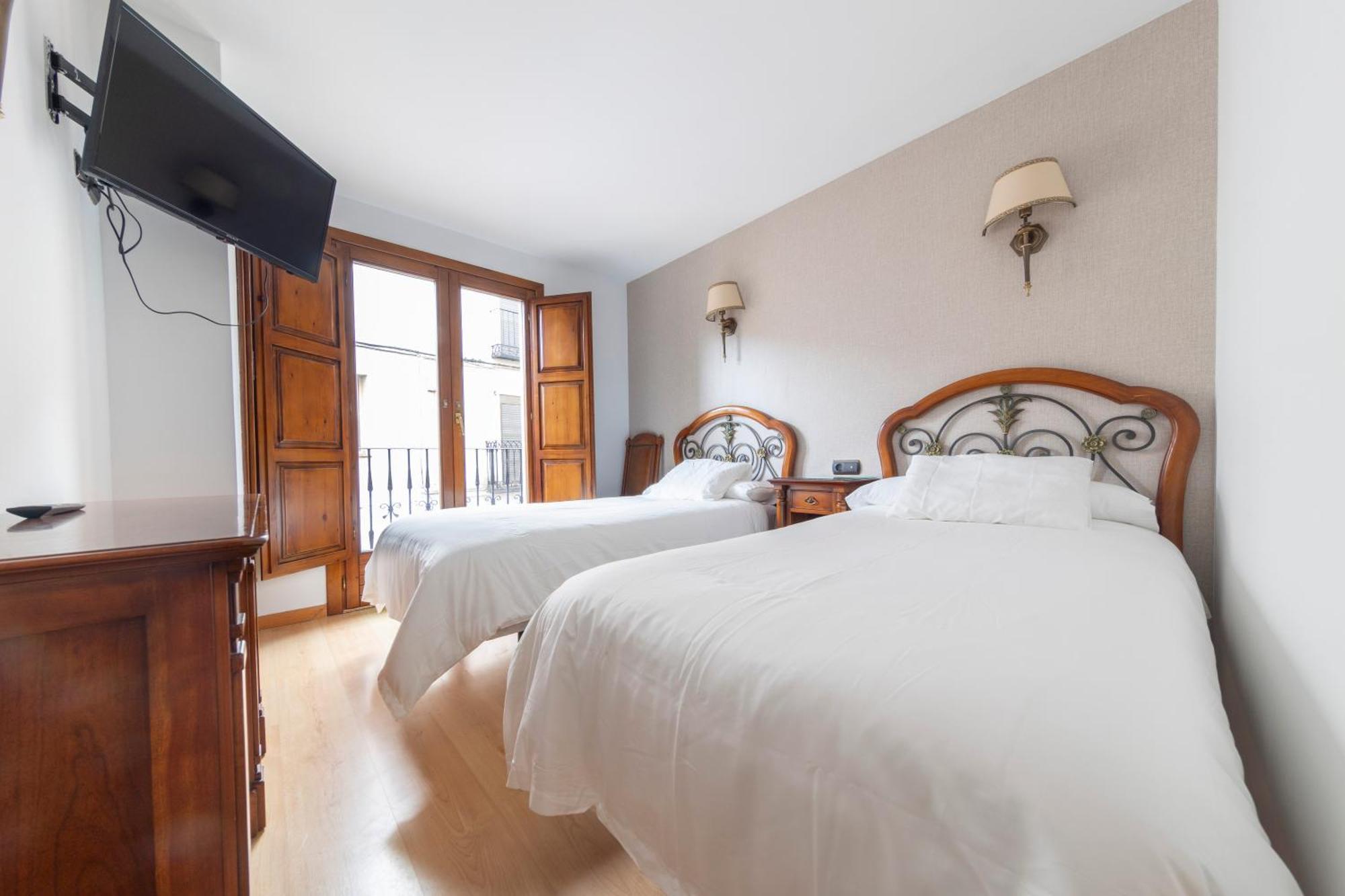 Hostal Sin Recep24H Puerta De La Villa - Pet Friendly & Restaurante Almazán Eksteriør bilde