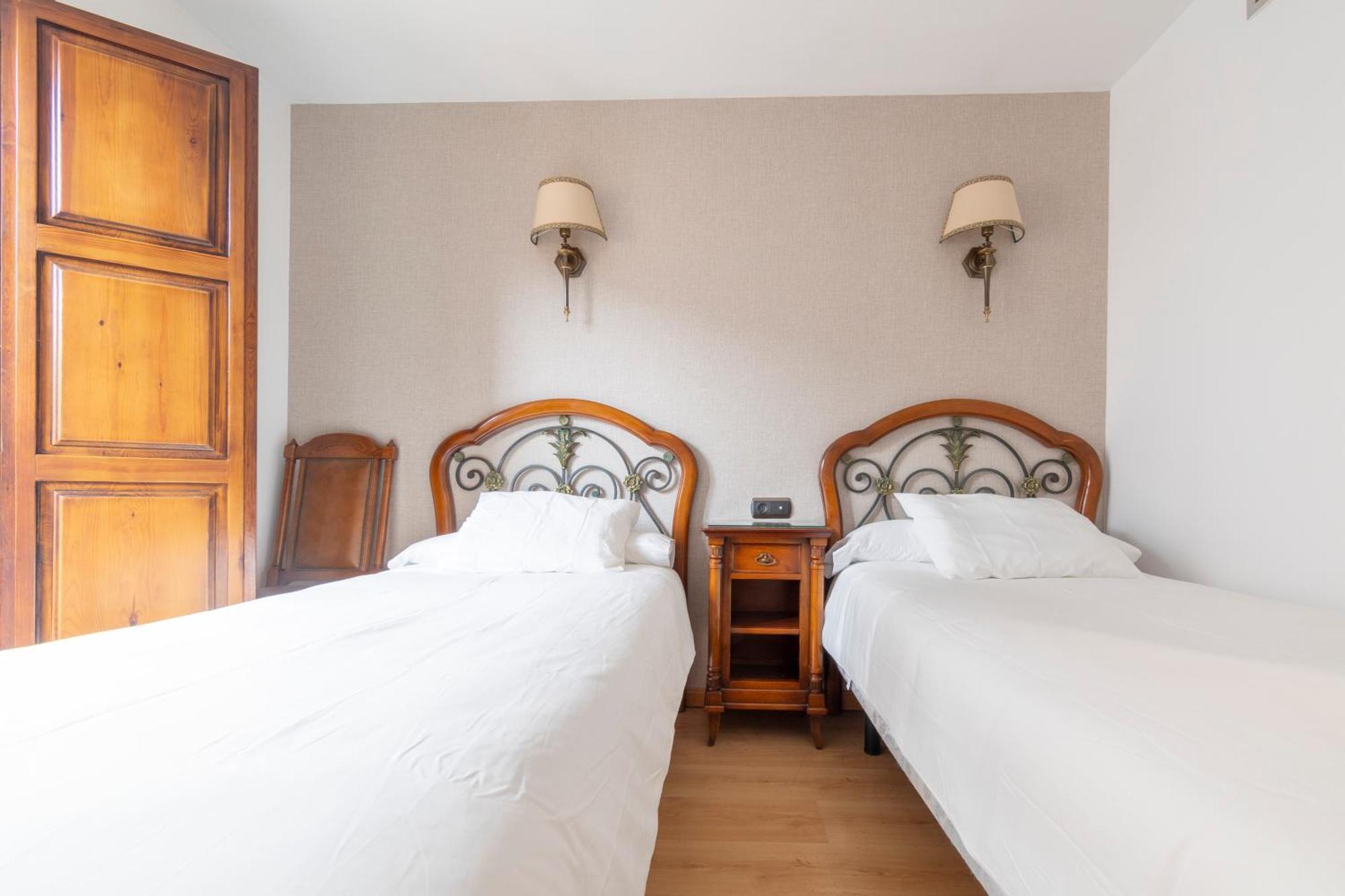 Hostal Sin Recep24H Puerta De La Villa - Pet Friendly & Restaurante Almazán Eksteriør bilde